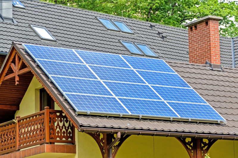 chauffagiste-UTELLE-min_solar-panels-1477987